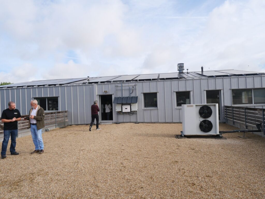 Vue d’ensemble du toit de la Ferme des Potagers de Marcoussis couvert de panneaux solaires