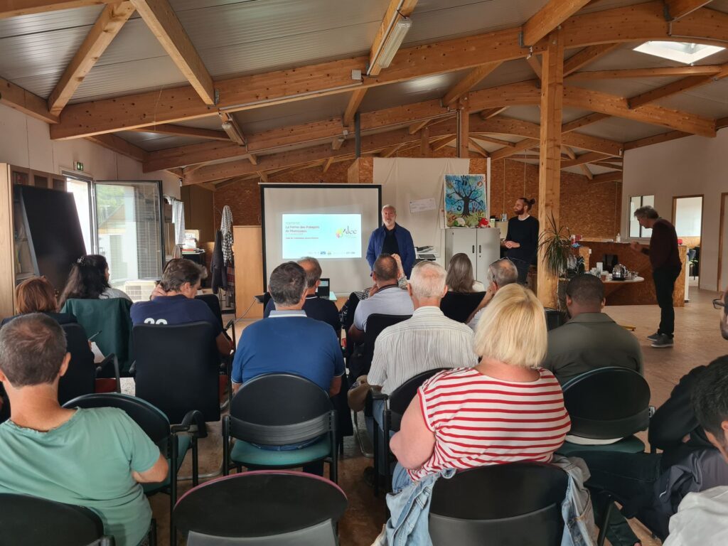Salle de réunion de la Ferme des Potagers de Marcoussis remplie d’élus et d’agents de communes