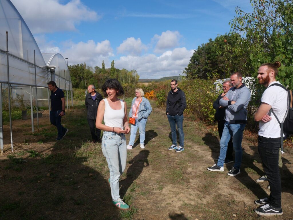 Élus et agents écoutent une présentation près des serres de la Ferme des Potagers de Marcoussis
